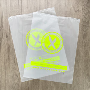 Sacs à fermeture éclair givrés avec logo vert fluorescent - Sacs d'emballage personnalisés pour vêtements et chaussures - Product Image 4