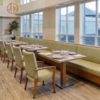 Ensemble de canapés et chaises en tissu vert clair sur base en bois de style minimaliste moderne, table à plateau en bois pour hôtel, café, restaurant, salon de thé