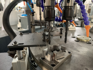 Machine de perçage et de taraudage multi-fils entièrement automatique personnalisable pour freins à disque - Product Image 1