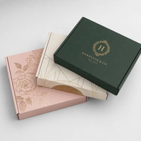 Caja de Embalaje de Cartón Corrugado Ecológico con Logotipo Arqueado Minimalista en Dorado y Morado Oscuro, Impresa Personalizada, para Regalos y Cosméticos