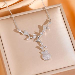 Regalo de San Valentín para tu novia: nuevos pendientes de rosas inspirados en el jardín de Monet y un conjunto de collar de camelias etéreas - Product Image 3