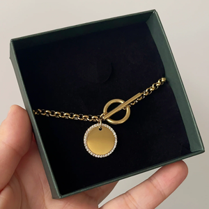Bracelet à fermoir à bascule personnalisable en acier inoxydable plaqué or 18 carats avec disque en zircon gravable, bijou à breloque ronde personnalisée - Product Image 1