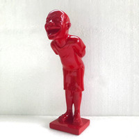 Sculpture de figurine humaine en résine rouge, rieuse et joyeuse, abstraite, intéressante, agréable, pour décoration de table.