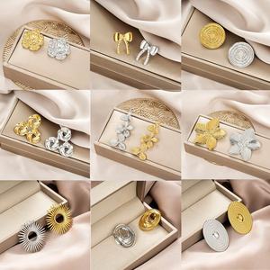 Pendientes de botón de oro para mujer, con textura de corazón, hoja y flor, de acero inoxidable, geométricos exagerados, modernos, chapados en oro de 14K, personalizados para fiesta - Product Image 4