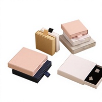 Boîte à bijoux carrée ultra-fine avec doublure en éponge, gaufrage quadricolore pour bagues, colliers, boucles d'oreilles, emballage cadeau
