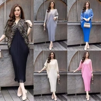 Ventes directes d'usine Sheen, ensemble décontracté pour femmes en 2 pièces, plissé Miyaki, avec haut rayé et robe à franges de couleur unie pour femmes