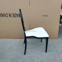 Chaise de banquet d'hôtel personnalisée, nouvelle, avec cadre en acier inoxydable noir et siège en cuir PU blanc