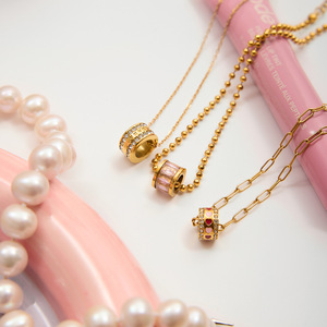 Collier à breloque géométrique en acier inoxydable plaqué or 18 carats avec strass rose pour la bénédiction et la bonne chance (vente en gros) - Product Image 2