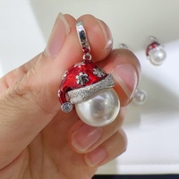 Vente en gros de cadeaux de Noël, argent sterling 925 plaqué or 18 carats, perle d'eau douce naturelle AAA, design de chapeau de Père Noël festif, luxe