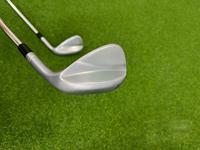 Wedge de golf de compétition à rainures profondes découpées par CNC, tête forgée stable à rotation élevée, shaft personnalisé, grip en caoutchouc, wedge de sable pour joueurs professionnels