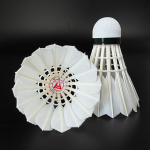 Volant de badminton professionnel SNOWPEAK T2 en plumes d'oie de quatrième qualité, durable, haute performance, avec logo personnalisé et faible MOQ - Product Image 1