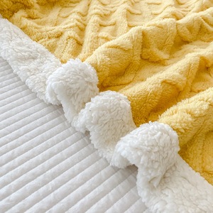 Couverture en flanelle Raschel confortable <span class=keywords><strong>jaune</strong></span>, 100% polyester, tricotée, anti-acariens, logo personnalisé moderne, hiver, chaude, jetée unie - Product Image 2
