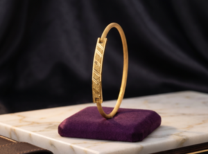 DIVYORO Bracelet jonc ouvrable plaqué or texturé radiant pour femme, bijou de créateur élégant pour mariage, fête et festival - Product Image 3