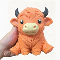 Jouet Squishy Amusant Vache des Highlands, Design Animal de Ferme Adorable, Longue Corne Moelleuse, Couleur Orange Marron, Jouet Anti-Stress pour le Jeu