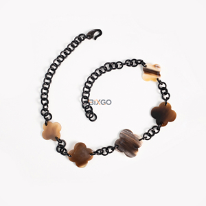 Sofisticado Collar de Cuerno de Búfalo con Diseño de Trébol, Cadena de Eslabones, Joyería Orgánica de Alta Gama, Regalo Sostenible, Uso Diario - Product Image 3