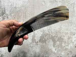 Peine de cuerno de búfalo tradicional hecho a mano, peine de cuerno natural pulido que reduce el daño al cabello y promueve un cabello fuerte y brillante. - Product Image 2