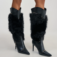 Bottines à talons aiguilles en fourrure, design personnalisé pour femmes, avec détails rivets.