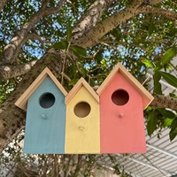 Nichoir en bois tricolore pour extérieur, ensemble de 3 pièces avec poteau d'entrée et système de fermeture sans accroche pour cour et grands espaces