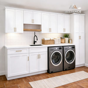 Armoires de buanderie blanches style Shaker pour appartement américain |   En stock, prêt à être expédié |   Armoire à linge en bois pour lave-linge et sèche-linge - Product Image 1