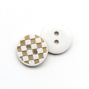 新款衬衫DIY花式纽扣圆形平背套装纽扣<span class=keywords><strong>2</strong></span>孔印花格子图案树脂纽扣服装配件 - Product Image 6