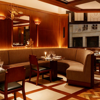 Ensemble de meubles de restaurant moderne pour hôtel et café : table ronde en marbre, banquette demi-cercle en velours et chaise
