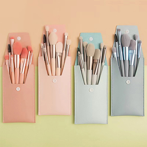 Mini ensemble de pinceaux de <span class=keywords><strong>maquillage</strong></span> de voyage végétalien <span class=keywords><strong>pour</strong></span> femmes 8 pièces avec sac en PU cheveux synthétiques à faible quantité minimale de commande et poignée en plastique utilisation <span class=keywords><strong>pour</strong></span> le visage - Product Image 1