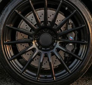 Serie "Phantom": Llantas de Aleación de Acabado Negro Satinado con Diseño Multirradio y Ajuste Agresivo - Product Image 5