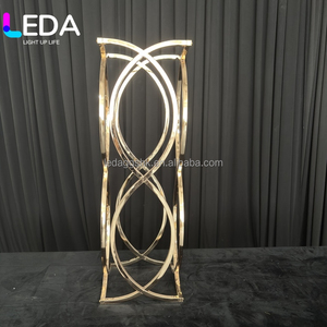 Centro de Mesa Dorado de Diseño Nuevo de Fábrica LEDA, Soporte de Flores Metálico Único para Decoración de Fiestas - Product Image 3