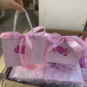 Borsa Regalo di Lusso in Carta Goffrata con Logo Personalizzato, per Shopping e Abbigliamento, con Manico in Nastro Resistente - Product Image 2