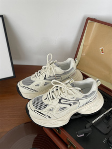 Vente en gros usine : Chaussures de sport été 2025 pour femmes, style basketball, respirantes en maille et à lacets, pour la course à pied - Product Image 5