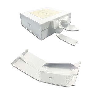 กล่องของขวัญพับได้สีขาวแบบเรียบริบบิ้นกล่องของขวัญที่เก็บเสื้อผ้าแบบปิดด้วยแม่เหล็กวัสดุกระดาษเคลือบ UV สลักลายนูน - Product Image 1