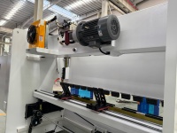 Prensa Plegadora CNC BOST de 3m, 4m, 6m con Control ESTUN E310P, Servoaccionamiento y Programación CNC para Plegado de Barras