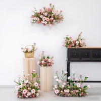 Dekorasi latar belakang pernikahan rangkaian bunga gantung sutra seri Pink Romantis yang dapat dikustomisasi, dengan hiasan daun mawar dan rangkaian bunga sebagai centerpiece meja