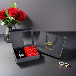 Boîtes cadeaux personnalisées Crown Win en papier cuivré coloré, avec logo imprimé en feuille d'or gaufrée, fenêtre semi-transparente et ruban - Product Image 1