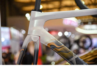 Nouveau vélo de route/gravel 700C avec cadre entièrement en fibre de carbone, axe traversant et composants métalliques durables