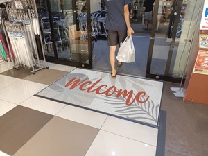 Tapis d'entrée extérieur en caoutchouc robuste avec logo, anti-dérapant, résistant aux intempéries, pour patio et porte d'entrée - Product Image 2