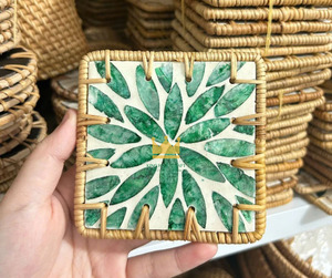 Sous-verre en résine de coquille de rotin naturel coloré, forme carrée, moderne et écologique, tissé à la main, isolant, du Vietnam - Product Image 1