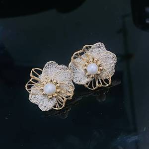 Pendientes de Perlas Florales de Encaje Tejidos a Mano, Diseño Italiano, con Flores de Malla y Perlas de Agua Dulce con Baño de Oro de 14K - Product Image 1