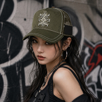 Gorra Trucker Premium al por Mayor de 5 Paneles con Malla, Verde Oliva, Jacquard Paisley, Bordado Geométrico en Relieve y Visera Curva