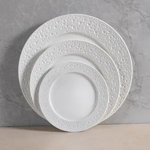 Embossed Design Crockery Dinnerware Set For Hotel Application Wide Rim Shallow Ceramic Platter Porselain White Round Flat Plate