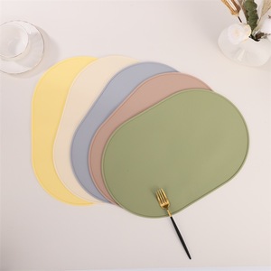 เสื่อให้อาหารสัตว์เลี้ยงสําหรับสุนัขแมว ซิลิโคนทําความสะอาดง่าย - Product Image 1
