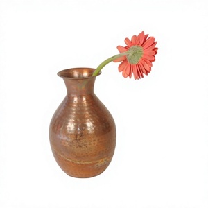 Vase à fleurs en métal finition cuivre antique, style artisanal, support décoratif pour arrangement floral, décoration rustique vintage pour la maison, élégant - Product Image 1