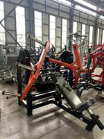Équipement de musculation pour salle de sport : Machine de presse inclinée à charge de plaques pour développements de force, incluant la presse inclinée super et la presse inclinée à banc, compatible charge de plaques