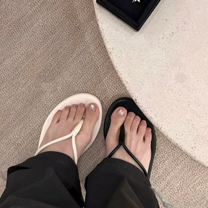 Chanclas de piel de cordero color rosa nude para verano, con tiras finas y sencillas, estilo casual para vacaciones, con suela en forma de V - Product Image 6