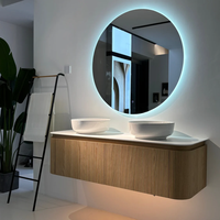 Meuble de salle de bain suspendu à texture ondulée en bois massif avec lavabo intégré et miroir rond LED en option