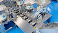 Machine d'emballage automatique à 7 vibro-alimentateurs pour kits de quincaillerie murale, avec élévateur, pour l'emballage en sachets