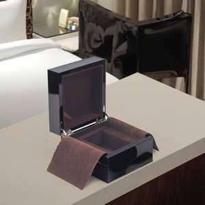 Hộp đựng đồng hồ bằng gỗ sơn mài bóng cao cấp, tùy chỉnh logo, màu đen và nâu, lót nhung, nắp kim loại - Product Image 6