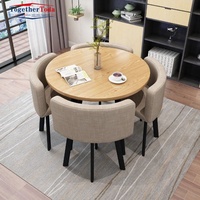 Comptoir d'accueil, réception, négociations avec les clients (écoles, familles, hôtels), ensembles de tables et chaises rondes en bois pour la restauration