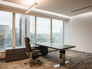 โต๊ะทำงานผู้บริหารรูปตัวแอลปรับระดับได้ด้วยระบบไฟฟ้า รุ่นหรูหราทันสมัย ทำจากไม้วอลนัท พร้อมตู้เก็บของ - Product Image 6