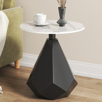 Table basse moderne de luxe légère avec plateau en marbre et structure en métal pour salon, chambre et balcon